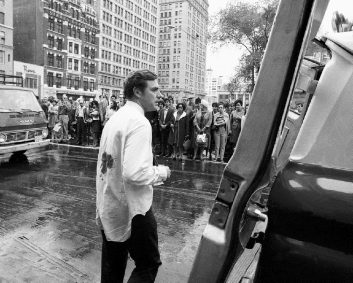 1968 - Mario Amaya poco dopo che Valerie Solanas sparò a lui e a Andy Warhol