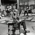 Andy Warhol con ‘Flowers’ alla Factory (1964)