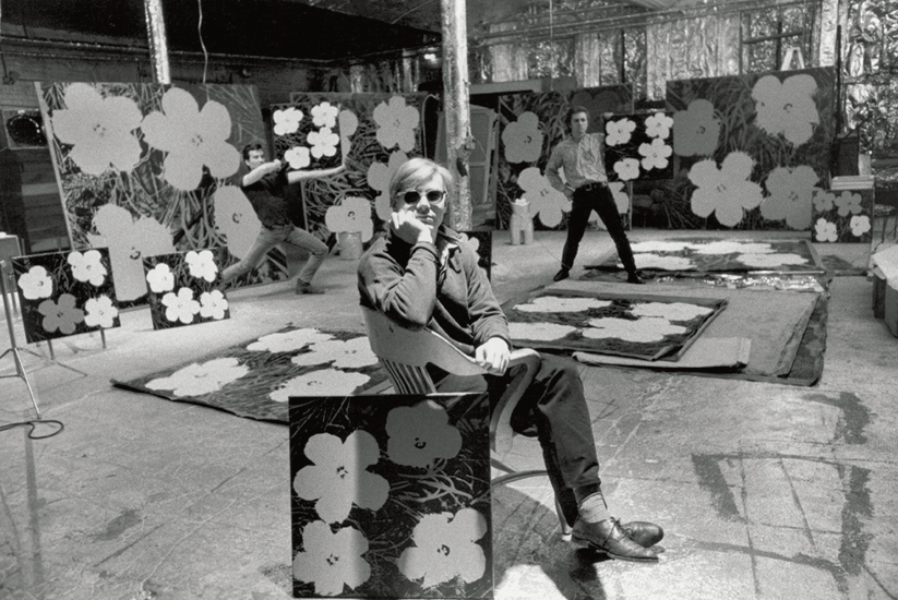 Andy Warhol con 'Flowers' alla Factory (1964)