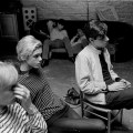 Andy Warhol e Edie Sedgwick guardano la proiezione di un film alla Factory, New York 1965