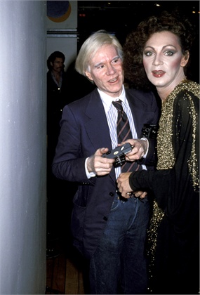 Andy Warhol e Holly Woodlawn, 1978 Fiorucci Boutique Party, New York Getty Images