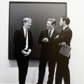Andy Warhol , Mario Amaya e Robert Indiana a una mostra a NYC, 1963
