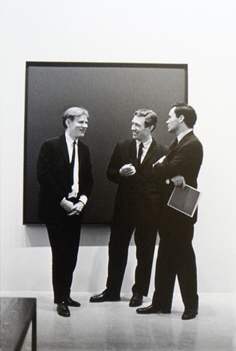 Andy Warhol , Mario Amaya e Robert Indiana a una mostra a NYC, 1963