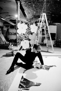 Andy Warhol che lavora sull'opera 'Flower' alla Factory (New York), Marzo 1965