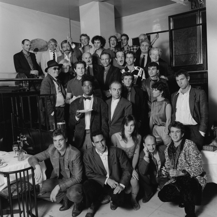 Artisti a New York City, 23 April 1985 al Mr. Chow restaurant. Da sinistra: Michael Heizer, David Hockney, Leroy Nieman, Dennis Oppenheim, Stefano, Bill Wegman, John Chamberlain, Andy Warhol, Julian Schnabel, Armand Arman, Alex Katz, Keith Haring, Kenny Scharf, Tony Shafrazi, Red Grooms, Jean-Michel Basquiat, Francesco Clemente, Robert MappleThorpe, Ronnie Cutrone, Sandro Chia. Plus: Nam June Paik, Jennifer Barlett, Jack Goldstein, Jenny Holzer, Barbara Kruger, Les Levine, Sol Lewitt, Marisol, Peter Max, Meredith Monk, Larry Rivers, Survival Research Labs (Mark Pauline, Mat Heckert, Eric Berner), Mark van den Broek, Tom Wesselman and Greer Langton. © Michael Halsband /Landov