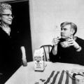 Andy Warhol, a destra, mangia cereali guardando sua madre, Julia Warhola, molto probabilmente a casa. Julia si dice che abbia involontariamente ispirato una delle sue prime opere importanti in quanto gli dava da mangiare ciotole di zuppa Campbell. Credit: Ken Heyman / Woodfin Campo / Woodfin Campo / Time Life Pictures / Getty Images.