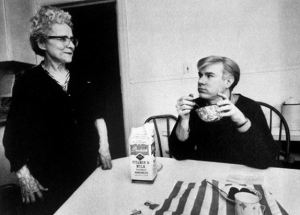 Andy Warhol, a destra, mangia cereali guardando sua madre, Julia Warhola, molto probabilmente a casa. Julia si dice che abbia involontariamente ispirato una delle sue prime opere importanti in quanto gli dava da mangiare ciotole di zuppa Campbell. Credit: Ken Heyman / Woodfin Campo / Woodfin Campo / Time Life Pictures / Getty Images.