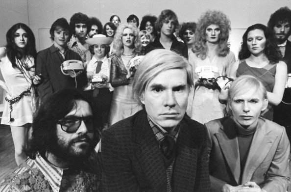 Andy Warhol con il cast di Pork in scena al Cafè La MaMa. Jayne (aka Wayne) County, Cleve Roller e Anthony Zanetta. (Photo by Jack Mitchell / Getty Images)