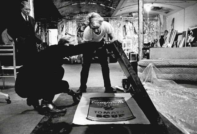 Oltre a creare i suoi quadri, Warhol ha usato la Factory come spazio per le sculture e in generale tutto ciò che porta il suo nome