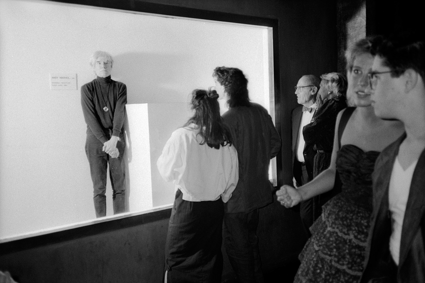 Paige Powell, Andy Warhol posa come scultura invisibile, Area, New York City, 1985. © Paige Powell, Reprint Of Image By Permissio