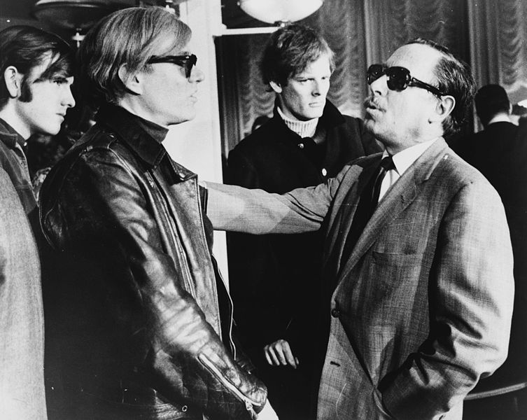 Warhol (a sinistra) e Tennessee Williams (a destra) al SS Francia, 1967. Sullo sfondo Paul Morrissey