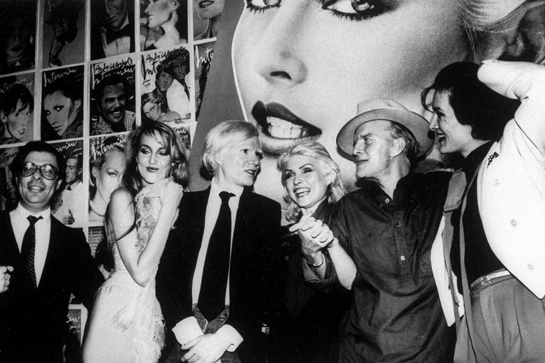 Da sinistra l'editore Bob Colacello, Jerry Hall, Andy Warhol, Debbie