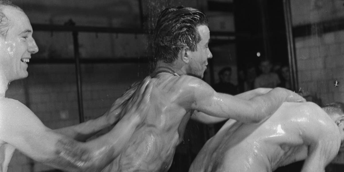 Minatori si lavano le spalle a vicenda nelle docce, un rituale quotidiano alla fine della giornata lavorativa del 1945
