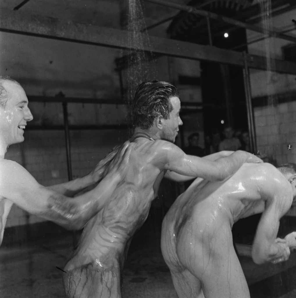 Minatori si lavano le spalle a vicenda nelle docce, un rituale quotidiano alla fine della giornata lavorativa, 1945