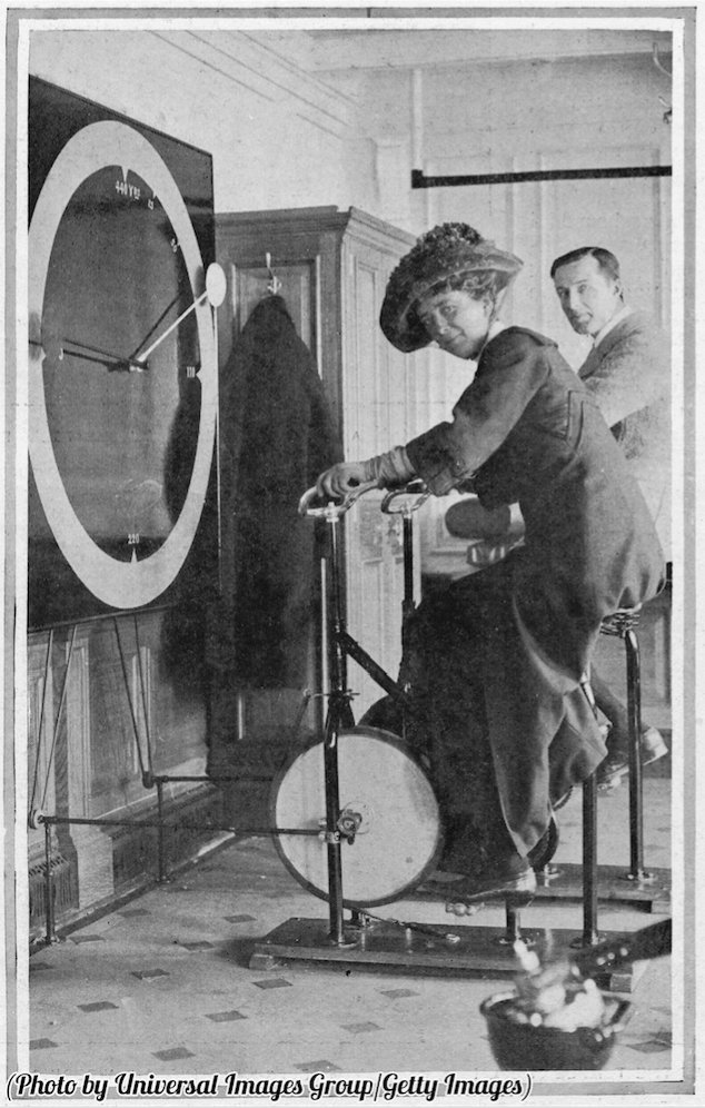 Passeggeri che usano la cyclette nella palestra a bordo del Titanic, 1912