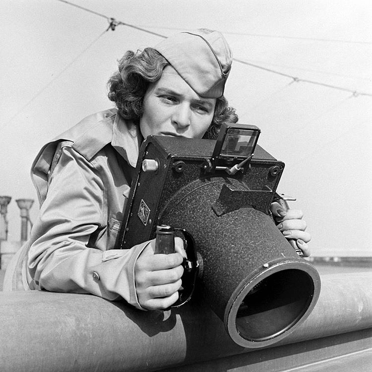 1943. La prima fotografa donna della rivista Life, Margaret Bourke-White con la sua macchina fotografica. Foto di Alfred Eisenstaedt 1943. La prima fotografa donna della rivista Life, Margaret Bourke-White con la sua macchina fotografica. Foto di Alfred Eisenstaedt