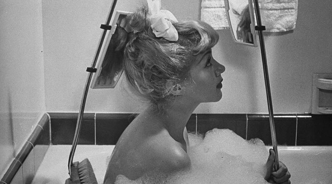 1947. Una donna con una spazzola innovativa per pulire la schiena, commercializzata da Los Angeles Brush Manufacture Inc., che è dotata di specchi anteriori e retrovisori in modo da poter vedere dove si agisce. Foto di Allan Grant