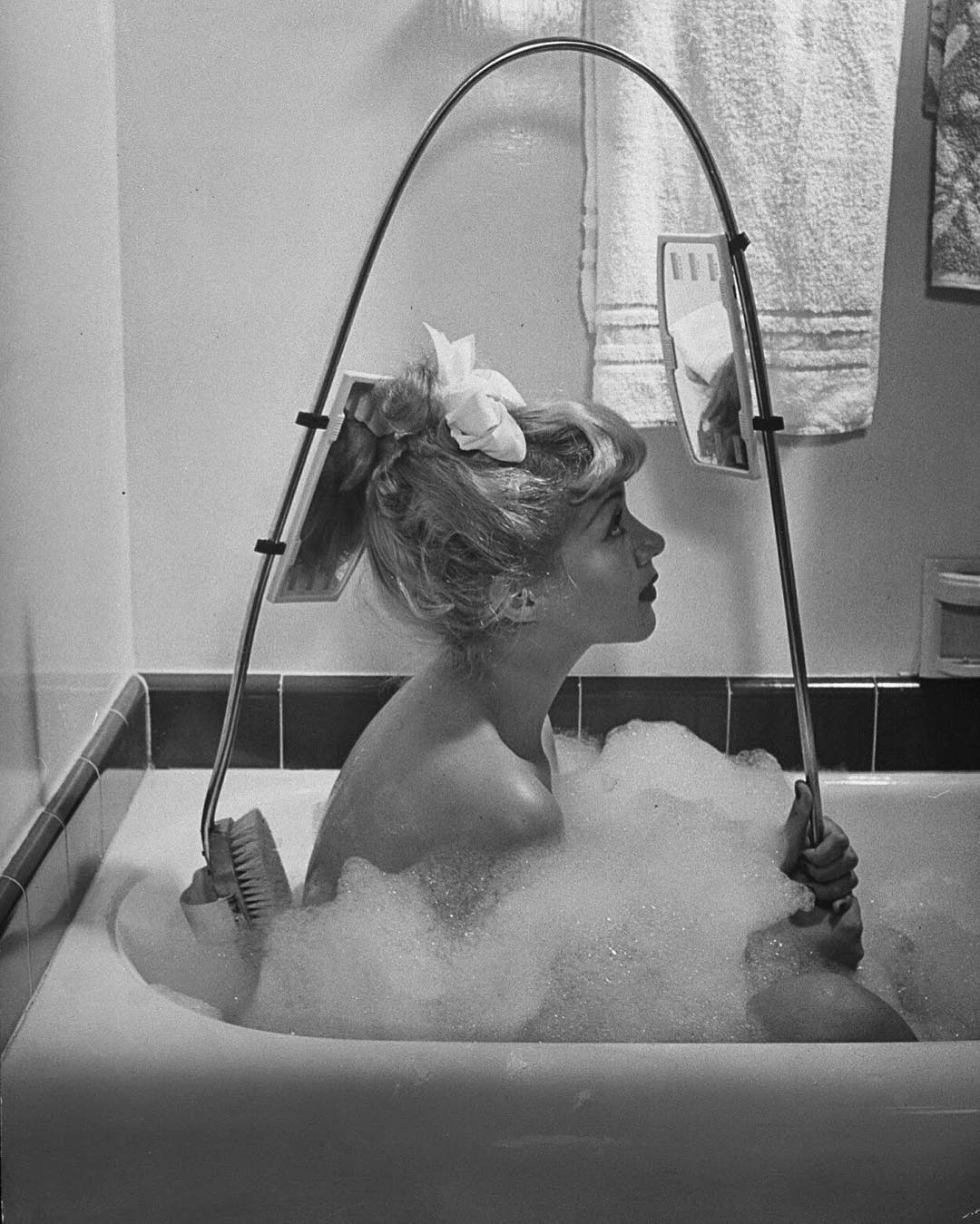 1947. Una donna con una spazzola innovativa per pulire la schiena, commercializzata da Los Angeles Brush Manufacture Inc., che è dotata di specchi anteriori e retrovisori in modo da poter vedere dove si agisce. Foto di Allan Grant 1947. Una donna con una spazzola innovativa per pulire la schiena, commercializzata da Los Angeles Brush Manufacture Inc., che è dotata di specchi anteriori e retrovisori in modo da poter vedere dove si agisce. Foto di Allan Grant