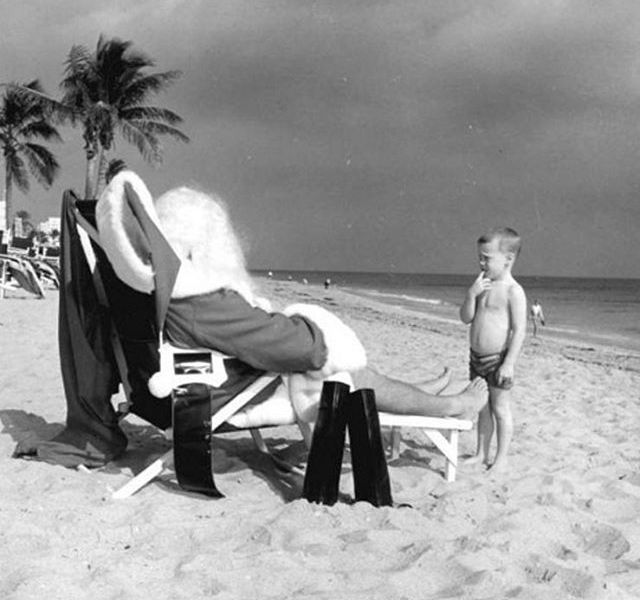 1964, Florida. Bambino guarda un Santa Claus sulla spiaggia