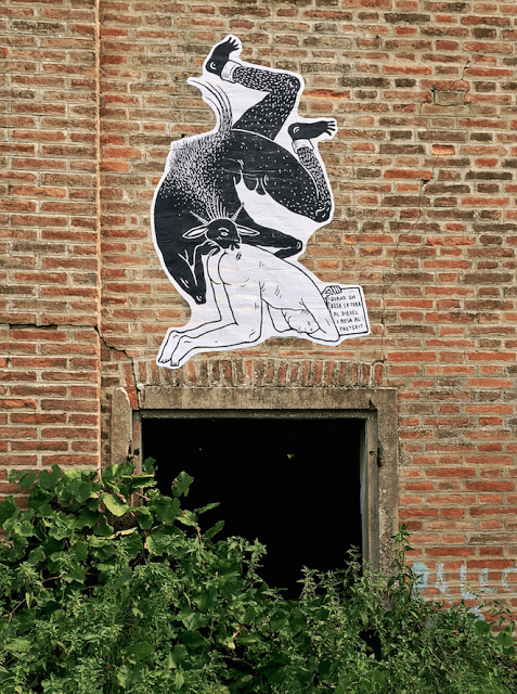 Guerrilla Spam - PROVERBI EMILIANI - Quando uno bacia la terra il diavolo li bacia il sedere