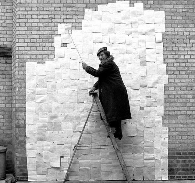 Zora con un montaggio delle lettere di rifiuto che ha ricevuto dagli editori. Foto di Ken Russell