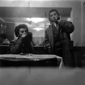 1953 Ugo Mulas: Piero Manzoni fotografato al bar Jamaica a Brera
