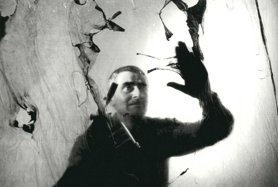 Alberto Burri al lavoro nella sua casa-studio, Grottarossa (Roma), 1963. Fotografia di Ugo Mulas