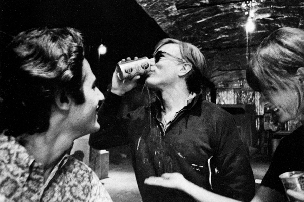 Andy Warhol nella Factory - Foto di Ugo Mulas