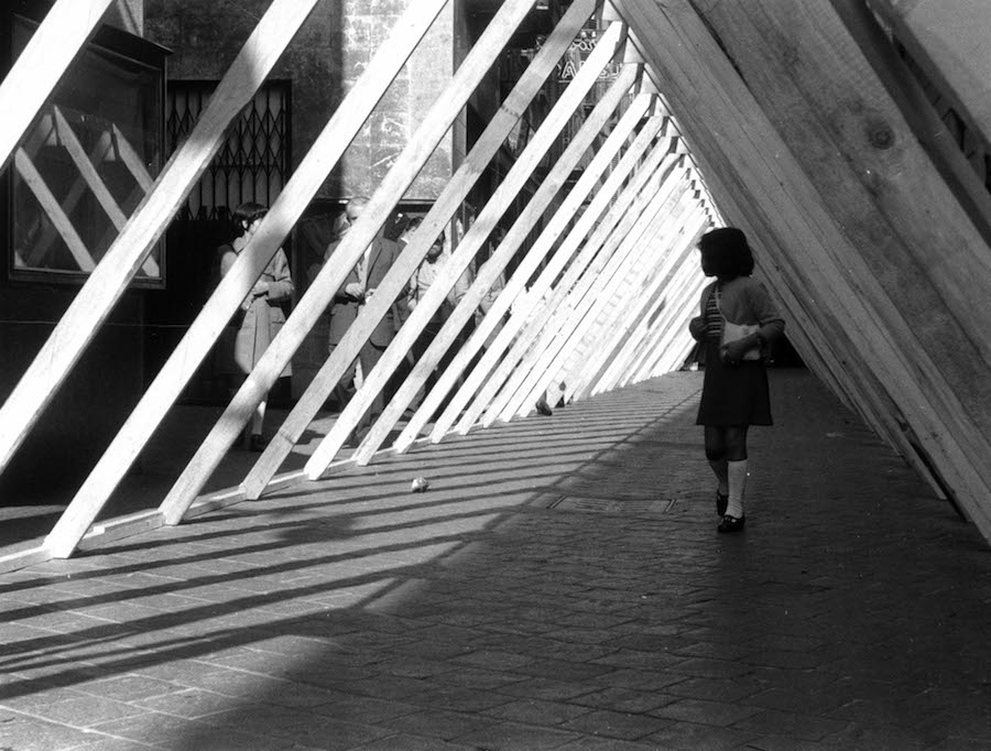 “Campo Urbano” (copro una strada e ne faccio un’altra) (dalla ricerca “Il Sistema disequilibrante”) Como 1969 (Ph. Ugo Mulas)