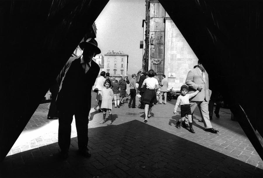 “Campo Urbano” (copro una strada e ne faccio un’altra) (dalla ricerca “Il Sistema disequilibrante”) Como 1969 (Ph. Ugo Mulas)
