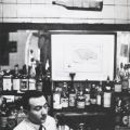 Elio Mainini proprietario del Bar Jamaica Milano , 1954. Fotografia di Ugo Mulas