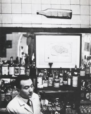 Elio Mainini proprietario del Bar Jamaica Milano , 1954. Fotografia di Ugo Mulas