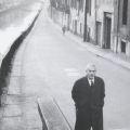 Elio Vittorini lungo il Naviglio , ca. 1960–1969. Fotografia di Ugo Mulas