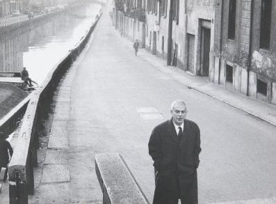 Elio Vittorini lungo il Naviglio , ca. 1960–1969. Fotografia di Ugo Mulas