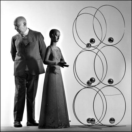 Fausto Melotti (Rovereto 1901-Milano 1986), nel suo studio milanese con due opere, ritratto da Ugo Mulas negli anni 70 (© Eredi Ugo Mulas. Tutti i diritti riservati)