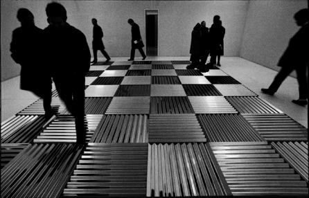 Getulio Alviani, Rilievo a riflessione con incidenza ortogonale, praticabile, 1967-1970. Vitalità del negativo, Roma, 1970