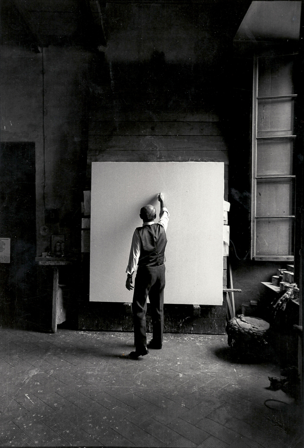 L'attesa: Lucio Fontana fotografato da Ugo Mulas, Milano 1964