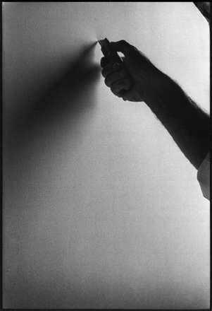 L'attesa: Lucio Fontana fotografato da Ugo Mulas, Milano 1964