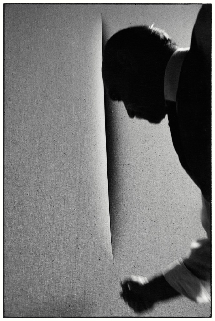 L'attesa: Lucio Fontana fotografato da Ugo Mulas, Milano 1964 L'attesa: Lucio Fontana fotografato da Ugo Mulas, Milano 1964