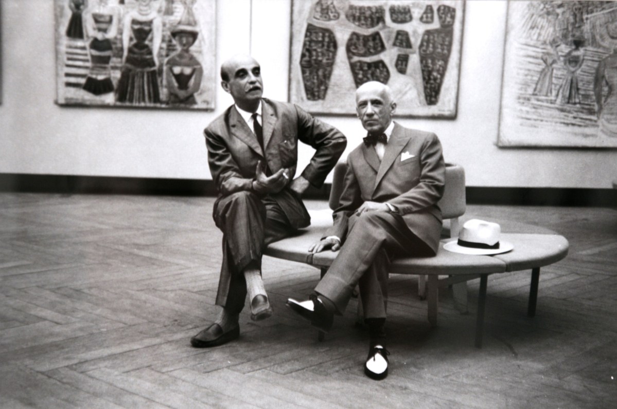 Lucio Fontana e Gino Severini nella sala di Massimo Campigli XXIX Biennale, 1958, Al verso timbro Ugo Mulas
