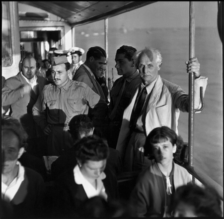 Max Ernst sul vaporetto, Venezia, 1954. Fotografia di Ugo Mulas