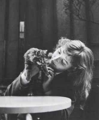 Mitri allieva di Brera al Bar Jamaica Milano , ca. 1955. Fotografia di Ugo Mulas