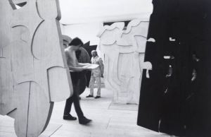 Pietro Consagra al centro dei suoi frontali in legno , 1960. Fotografia di ugo Mulas