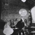 Ugo Mulas (1928-1973) Alexander Calder dans son atelier de Saché
