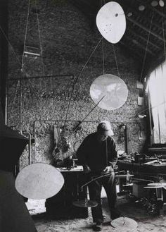 Ugo Mulas (1928-1973) Alexander Calder dans son atelier de Saché