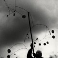 Ugo Mulas – Alexander Calder con Snow Flurry, Saché 1963. Ugo Mulas©Eredi