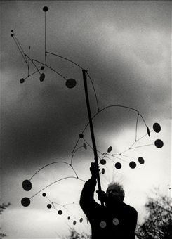 Ugo Mulas - Alexander Calder con Snow Flurry, Saché 1963. Ugo Mulas©Eredi