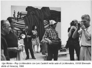 Ugo Mulas -Roy Lichtenstein con Leo Castelli nella sala di Lichtenstein, XXXIII Biennale d'Arte di Venezia, 1966