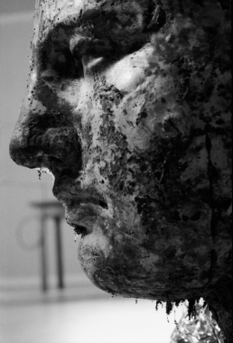 Vettor Pisani, Camera dell’eroe (Venere di cioccolato), 1970. Vitalità del negativo, Roma, 1970. © Fotografie di Ugo Mulas © Eredi Ugo Mulas. Tutti i diritti riservati