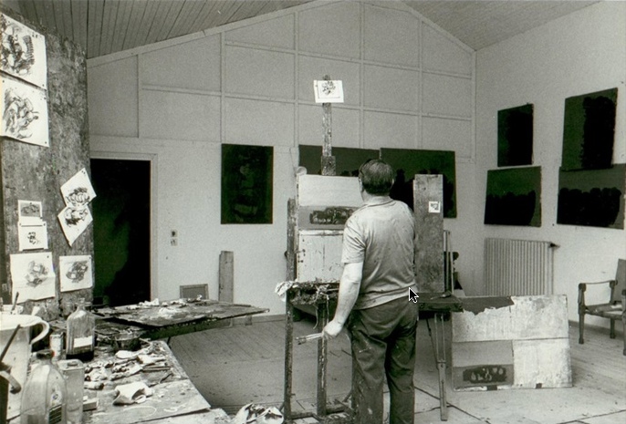 Ennio Morlotti nel suo studio , 1965–1970. Fotografia di Ugo Mulas